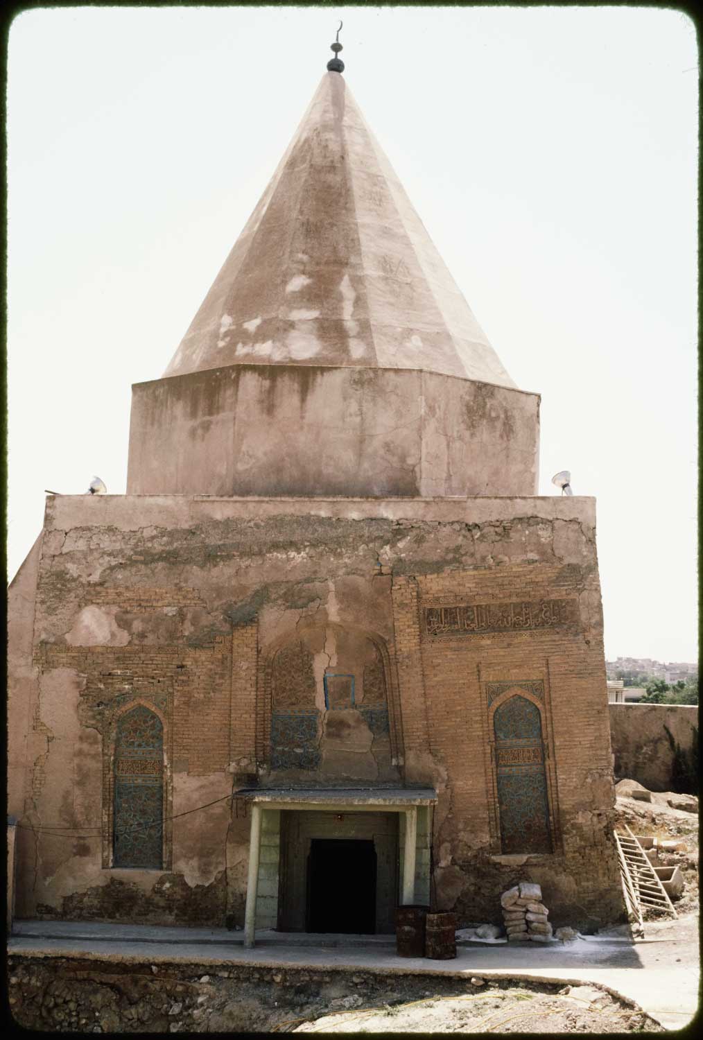پرونده:مزار یحیی بن قاسم در موصل.jpg