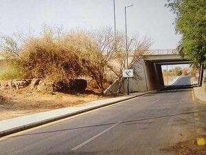 تل خاک باقی مانده از مسجد در کنار زیر گذر.