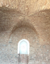 طراحی متفاوت سقف مسجد که در برخی منابع با عنوان سقف متقاطع توصیف شده است.[۱۳]