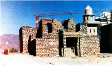 تصویر قلعه سیدالشهدا که بسیار نزدیک به ماذنه و دیوار غربی مسجد است.