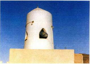 ماذنه کوتاه و گنبدی شکل مسجد