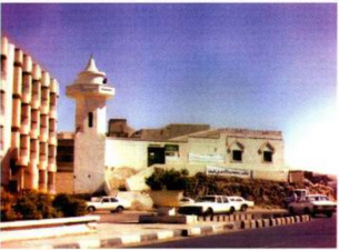 تصویر مسجد ثنیة الوداع که برخی مورخان بر این باورند که در موضع مسجد بنی‌خداره بنا شده است.