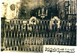 تصویر داخل مقبره و قبر حضرت حمزه با حصاری که آن را احاطه کرده.