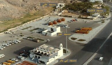 در تصاویر هوایی، مسجد قبلی امام علی(ع) که هم اکنون تخریب شده و پیش از تخریب به نام ابوبکر تغییر نام داده بود، مشخص می‌باشد.